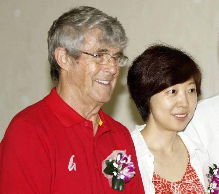 米卢和李响(右)共同出席某活动李响在体坛报社和乐视体育辗转之后逐渐