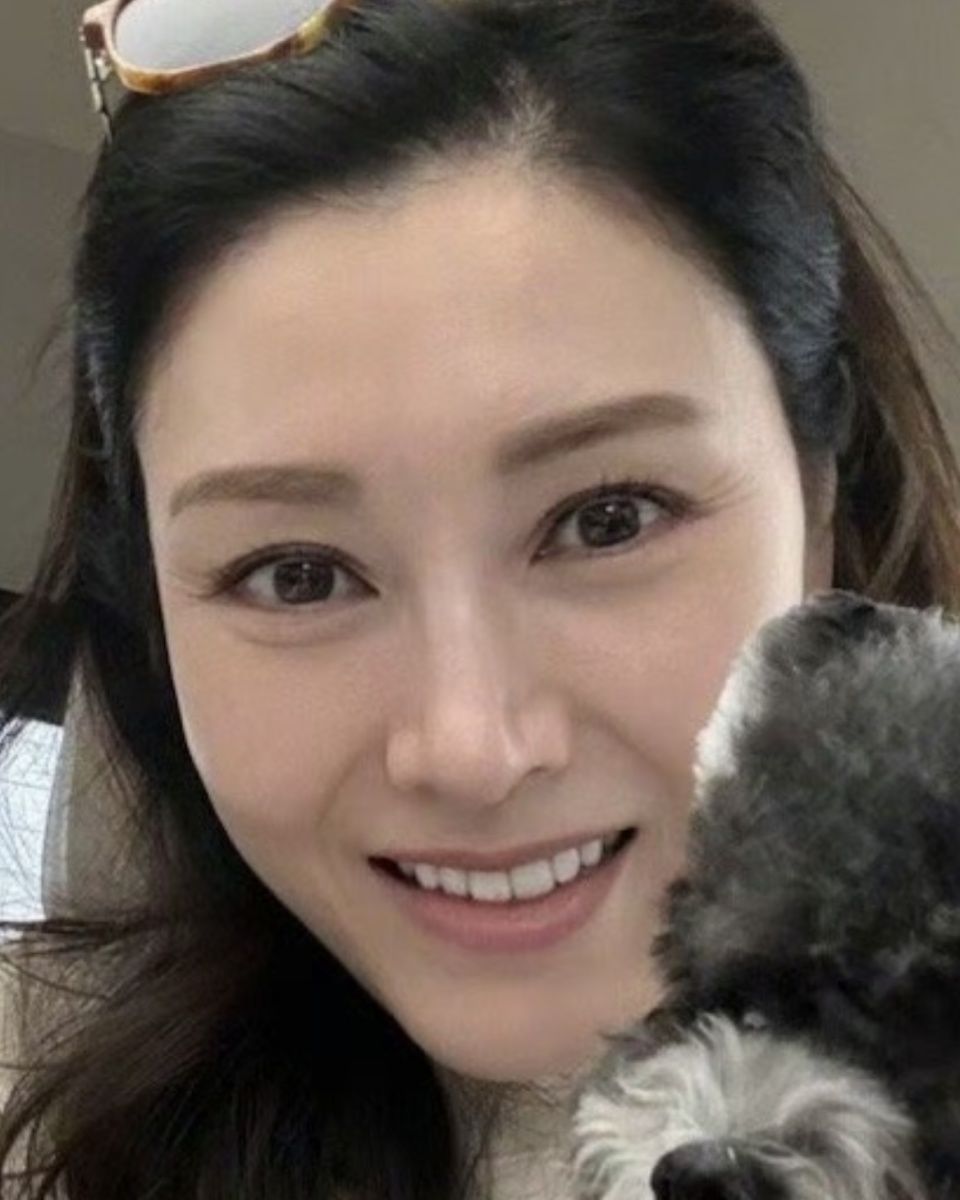 54岁李嘉欣晒美照,眼角鱼尾纹也不影响美,疑在英国陪儿子读书