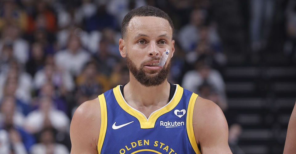 库里在2021年与勇士签署了一份