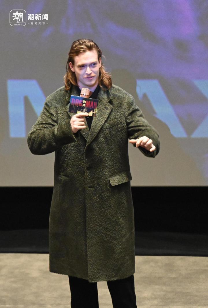 法国名导吕克·贝松现身杭州宣传新片_腾讯新闻