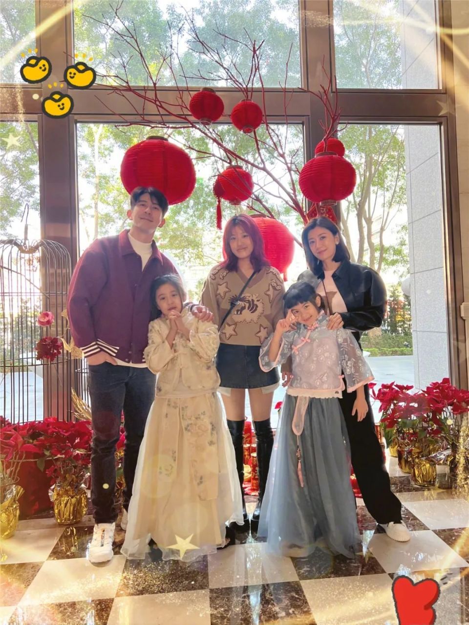 贾静雯全家福拜年照曝光,大女儿紫发抢镜,个性十足!
