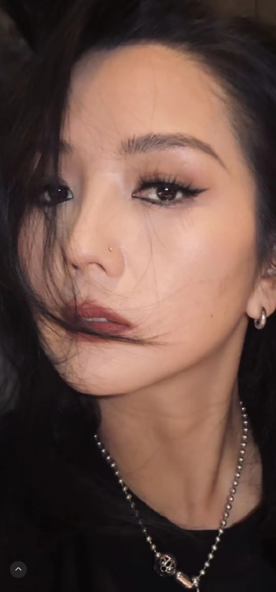 何洁晒复工照美出新高度,鼻钉纹身个性张扬,曾自曝减肥瘦近70斤_腾讯