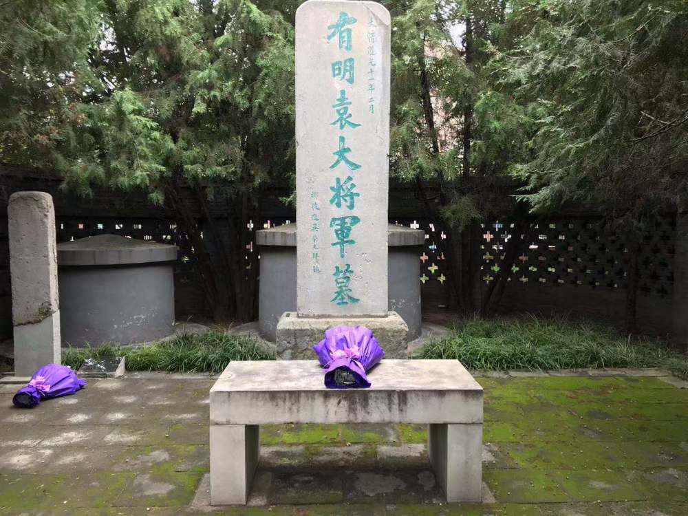 乾隆年间,袁崇焕墓地开始扩建,先后修建了祠和墓,其中祠有正房五间,前