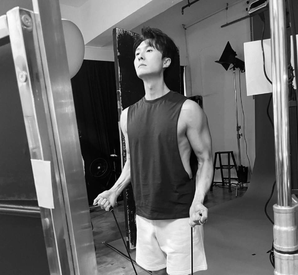 tvb视帝王浩信疯狂健身变肌肉男,颜值下滑严重,脸上细纹一览无余