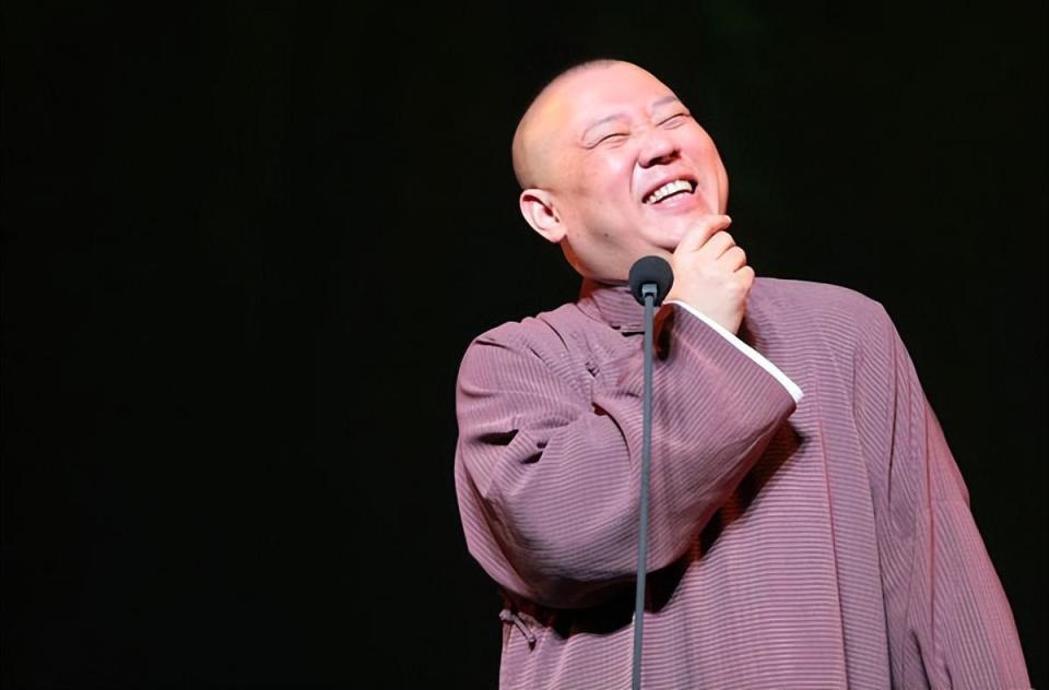 郭德纲开始带货了,一场直播卖8万本书,业务还涉及餐饮,服饰,红酒