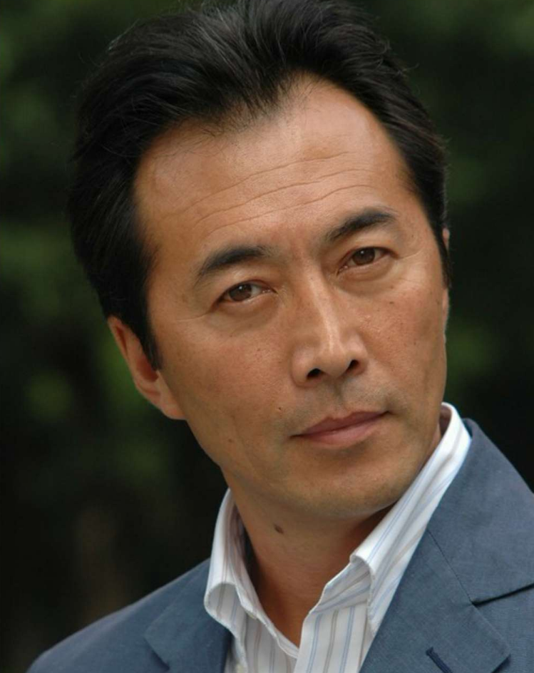 他是内蒙古出来的著名老戏骨,49岁再婚小妻子,50岁当爸爸不敢老_腾讯