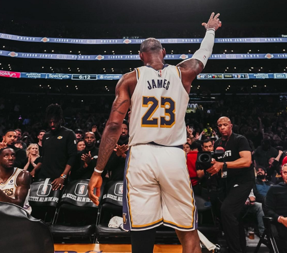 超神之战39岁詹姆斯末节17分单场9记三分打服篮网球迷