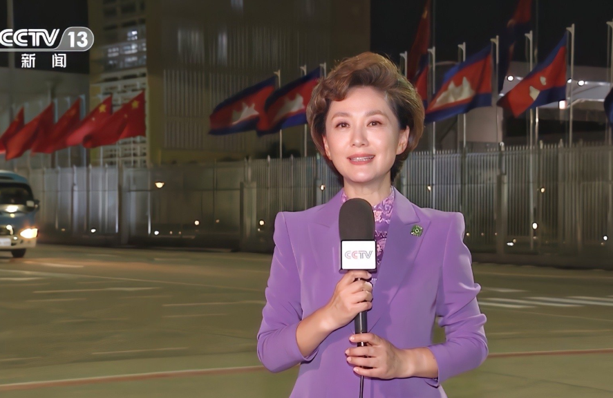 央视主持人海霞缺席《新闻联播》7个月,近照满头白发,老了太多难认出