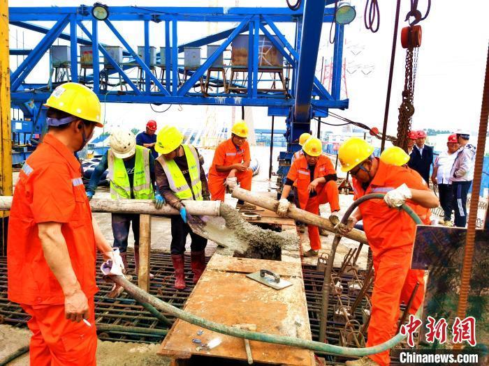 广东东莞市首座矮塔斜拉桥槎马特大桥主跨成功合龙_腾讯新闻