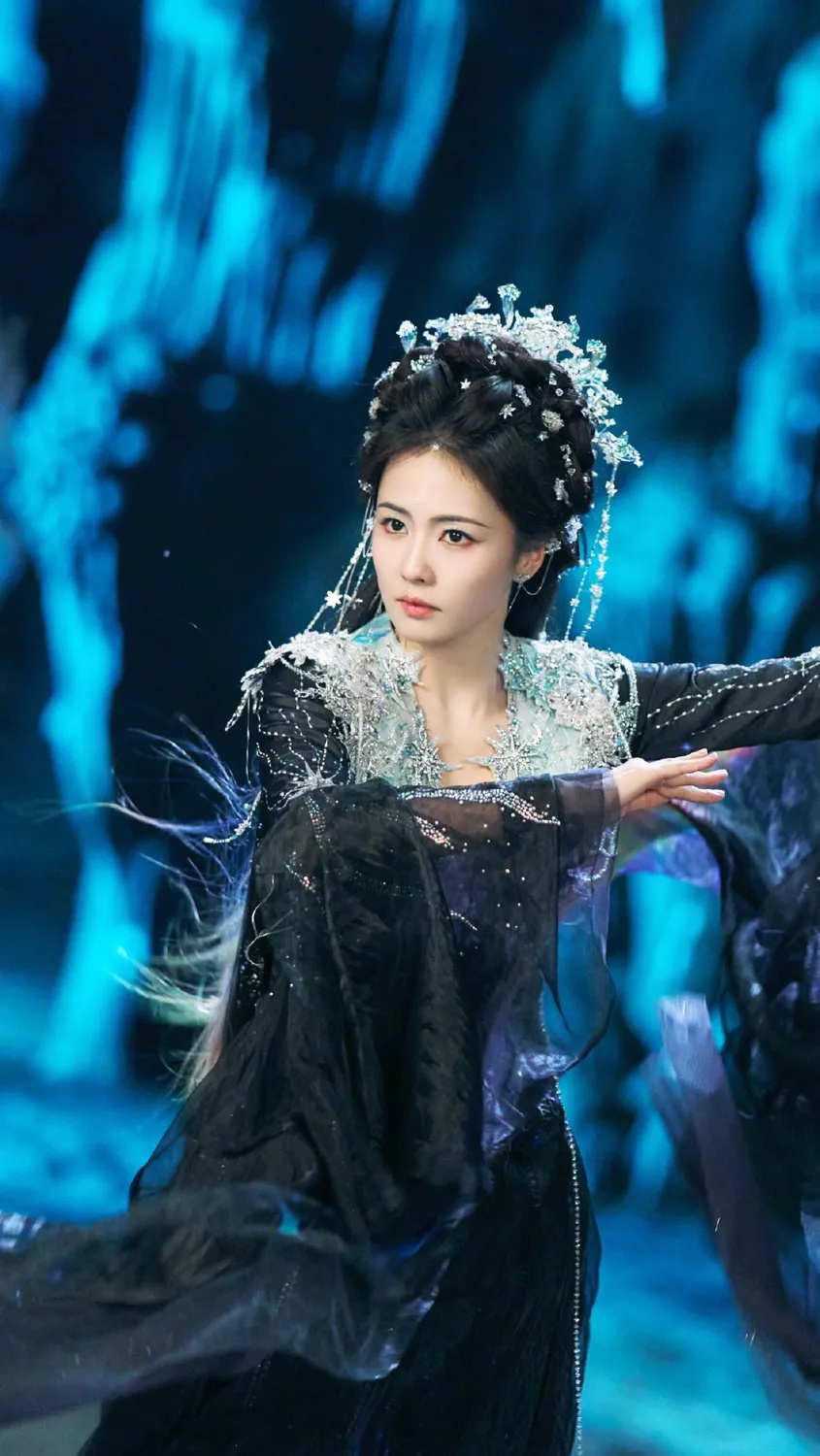 白鹿《白月梵星》杀青照,超多造型美出新高度,不愧