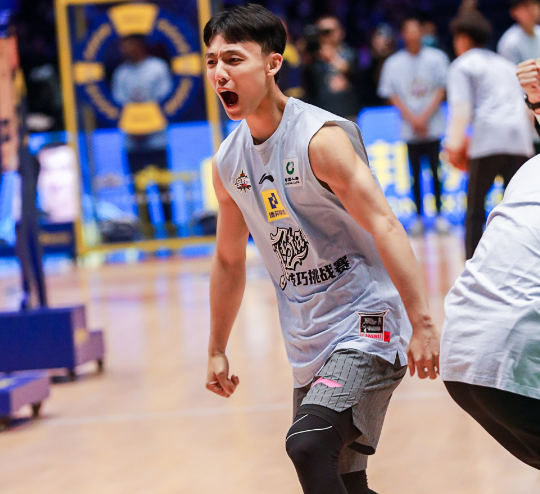 徐杰发博回应全明星!全程感恩,7图皆为庆祝,帅照引球迷欢呼!