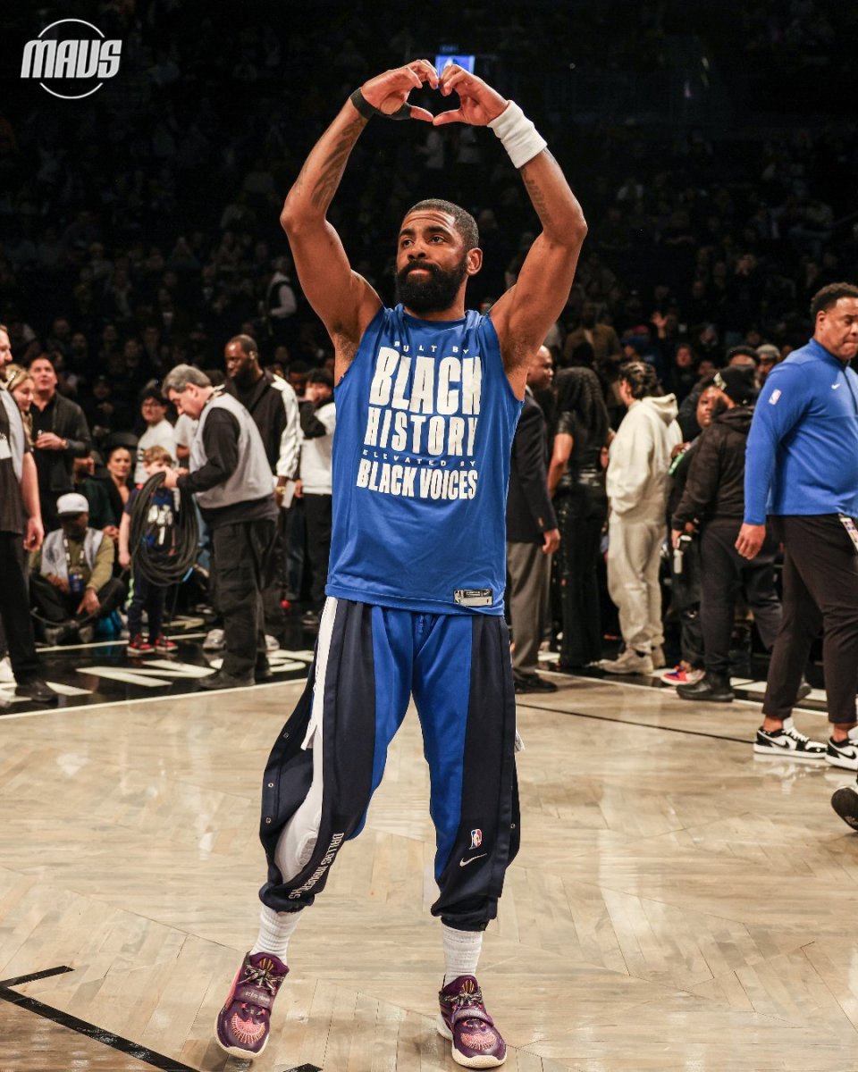 现场dj介绍欧文入场时,现场的嘘声和欢呼声夹杂在一起,欧文则是比心致