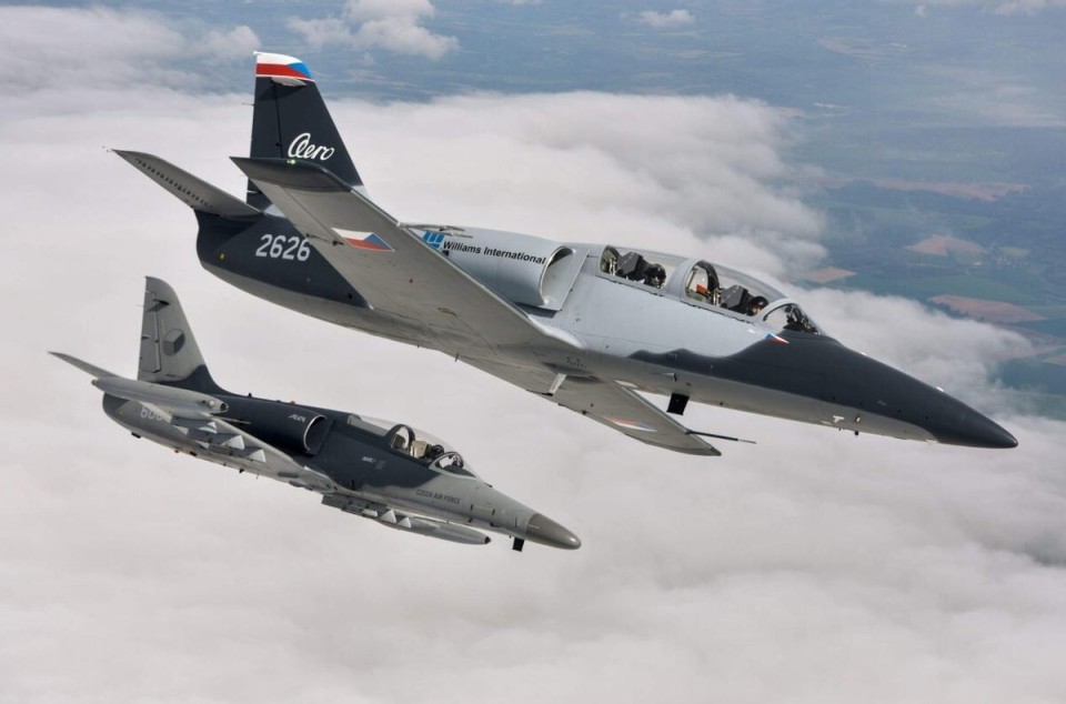 也推出了l-59"超级信天翁"高级教练机以及l-159"阿尔卡"轻型战斗机,但