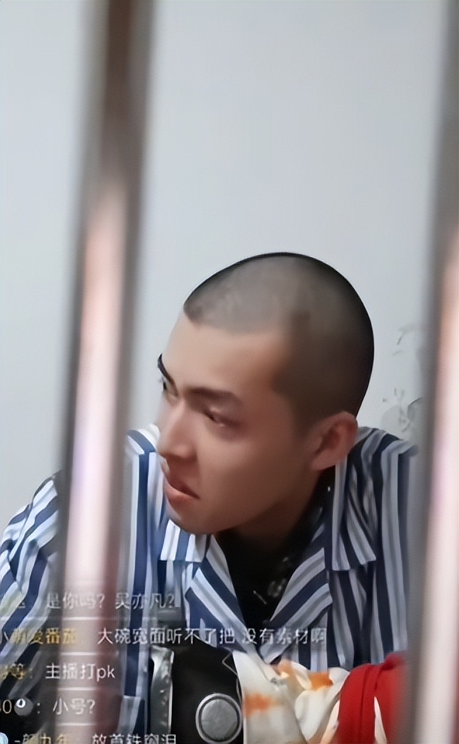 "保安阿斌",或者叫他小陈,在今年4月发布了一段视频:模仿科比的火了