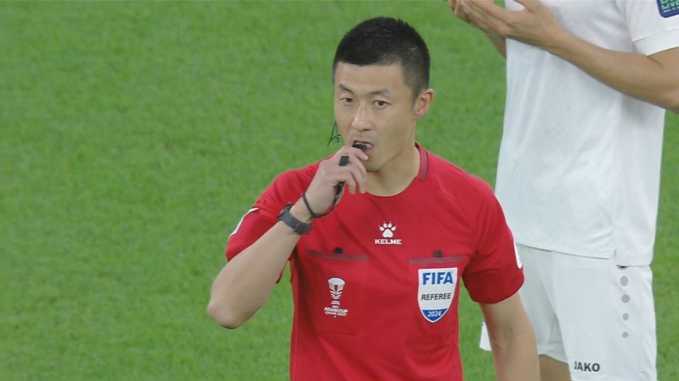 傅明亮相亚洲杯获好评：比国足表现更好！比日本裁判更能跑_腾讯新闻