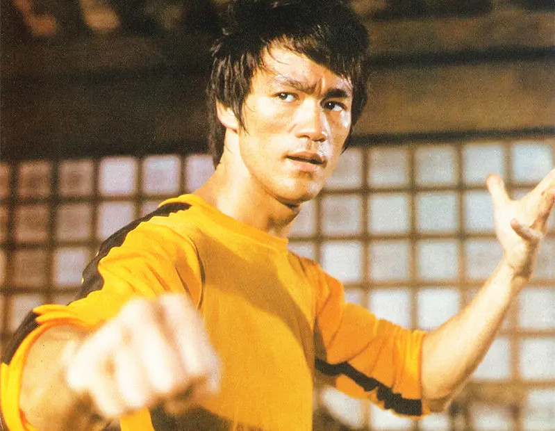 此时,李小龙徒弟汤姆·布里克出现在她身边,并对她照顾有加,令她很是