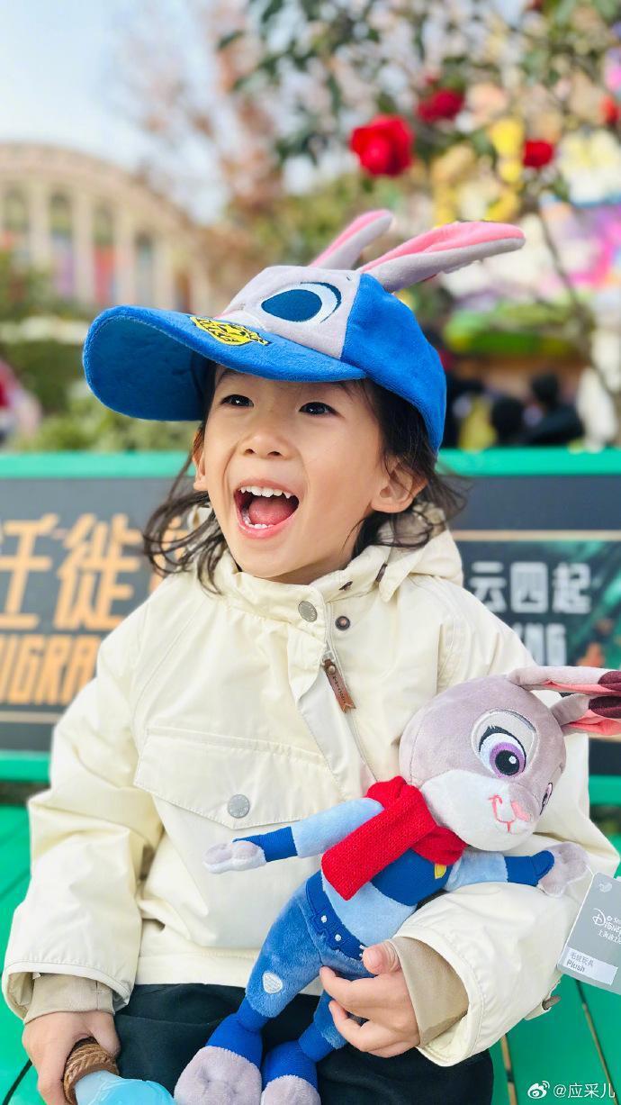 应采儿晒全家福贺新年,俩儿子都像陈小春,hoho扎马尾秀气像女孩_腾讯