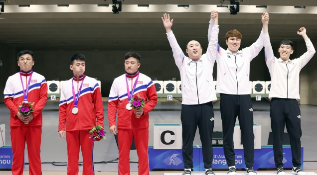 韩国队夺金牌朝鲜球员一脸不开心低头叹气流泪拒绝握手