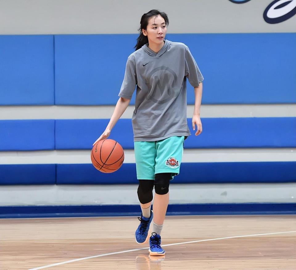 1米88篮球女神赵爽:32岁嫁1米9胖乎乎老公,元旦高调晒娃_腾讯新闻