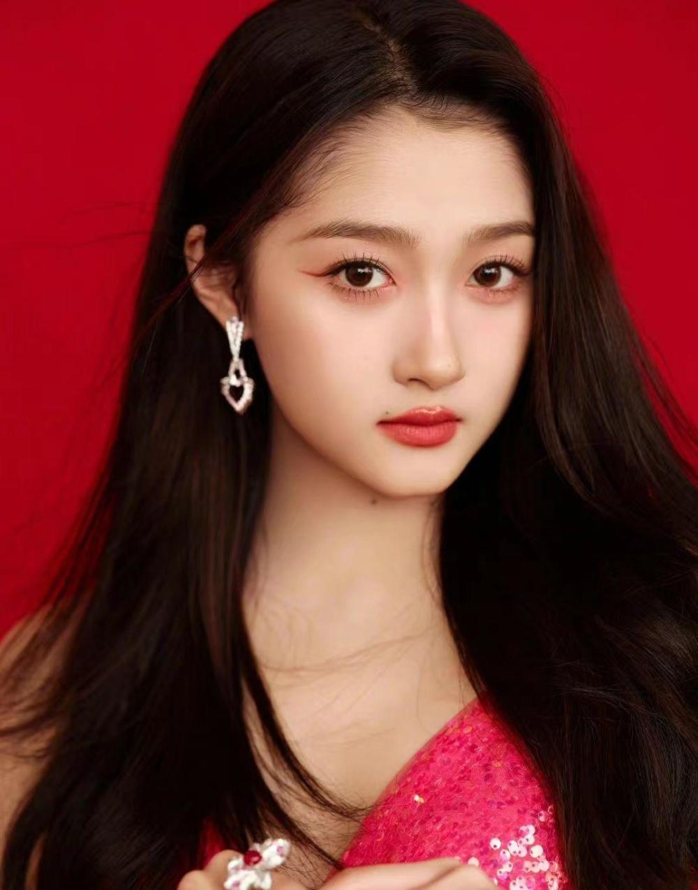 关晓彤秀健身照破怀孕传言,小腹平坦马甲线优越,s曲线长腿吸睛_腾讯