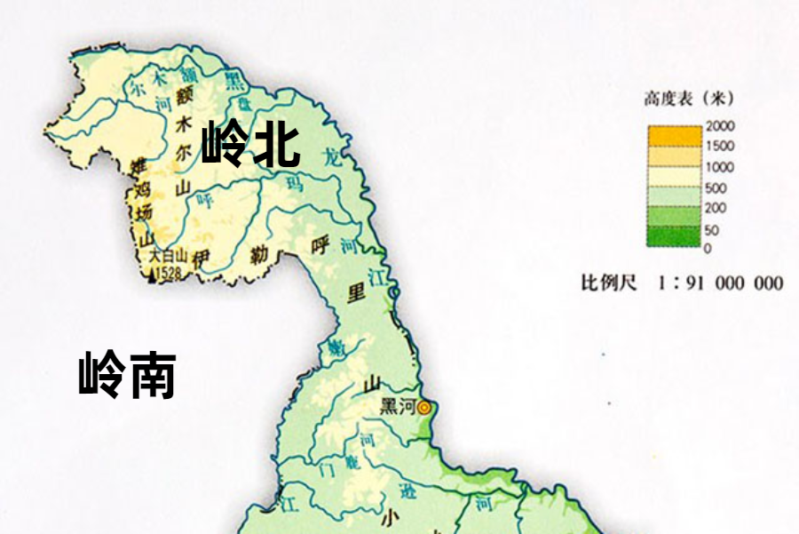 大兴安岭又以雉鸡场山和伊勒呼里山为界,分成岭北,岭南两块.