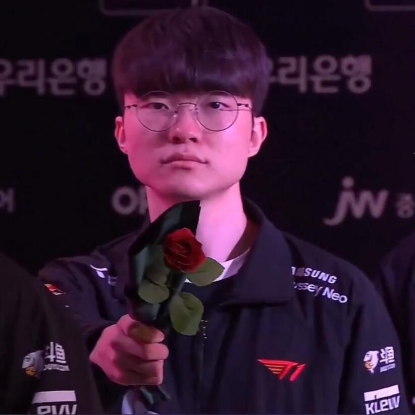 lolfaker出道十周年t1全员整活李哥化身玫瑰悍匪实力抢镜