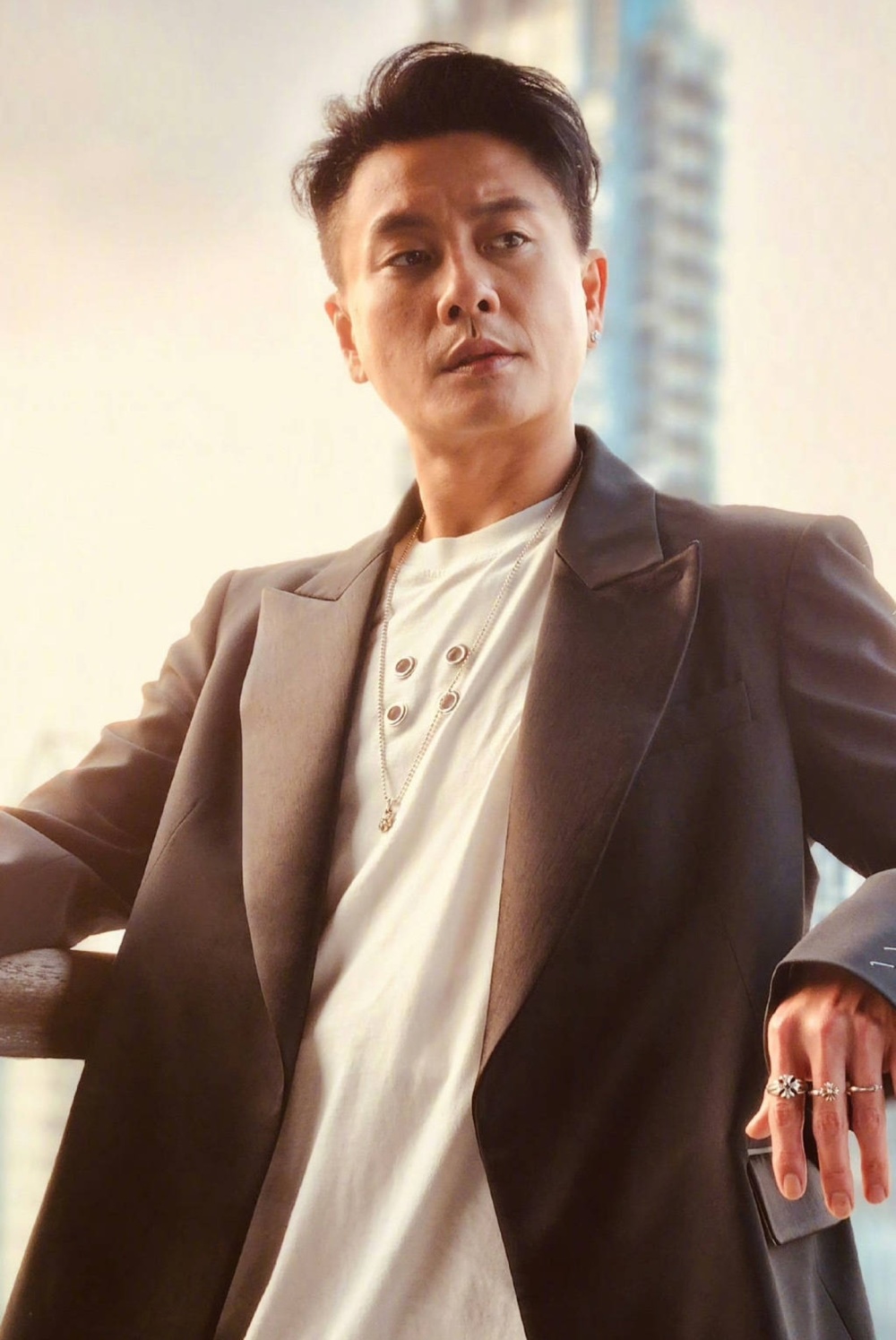 网传43岁港星黄宗泽隐婚生子,女方小自己18岁,也是圈内明星_腾讯新闻