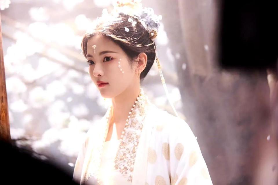 杨超越是适合小白花的,柔柔弱弱的,杏仁眼,瓜子脸,圆下巴,鼻头圆润.