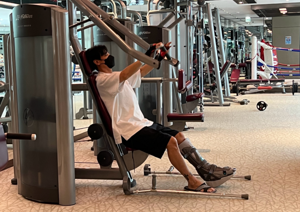 张晋出院直奔健身房,瘸腿拄着拐杖,锻炼起来猛如虎_腾讯新闻