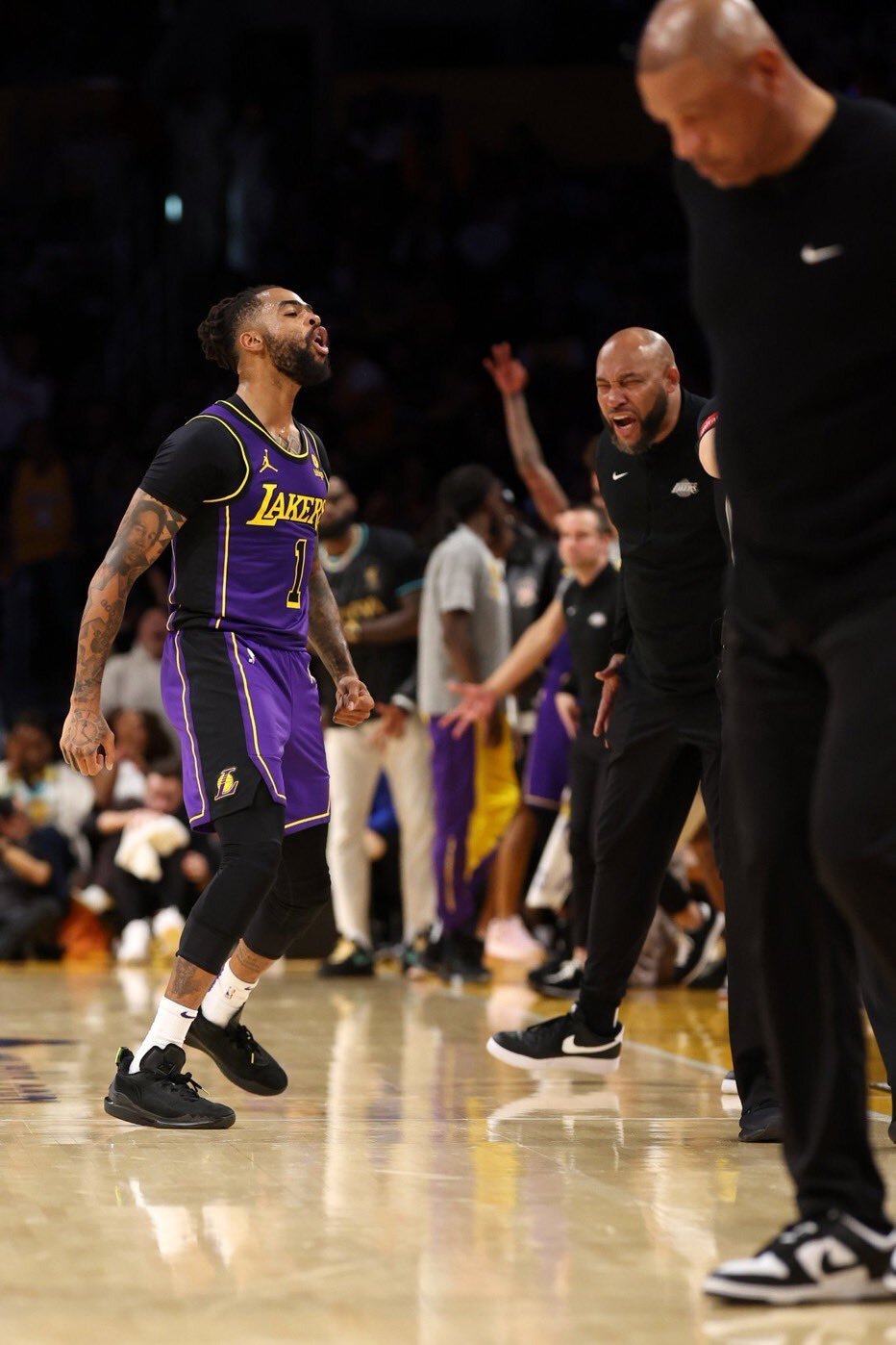 湖人获利险胜16秒漏吹丁威迪盖帽后踢球违例雄鹿本有望反绝杀