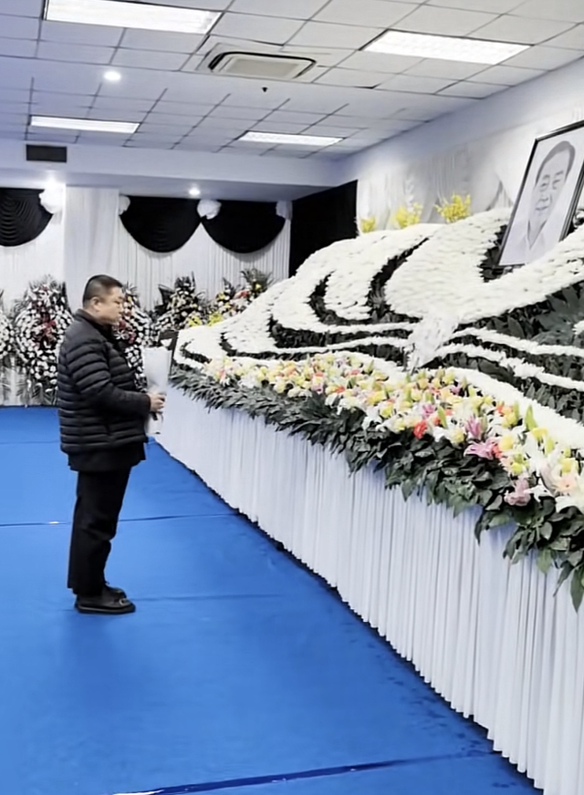 宗庆后灵堂照曝光,遗照被鲜花包围,灵堂内摆满了花圈_腾讯新闻