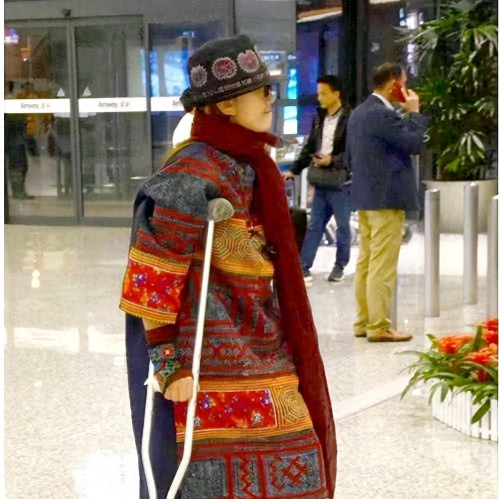 65岁的杨丽萍如今仙气全无,指甲也剪了,出行拄拐杖