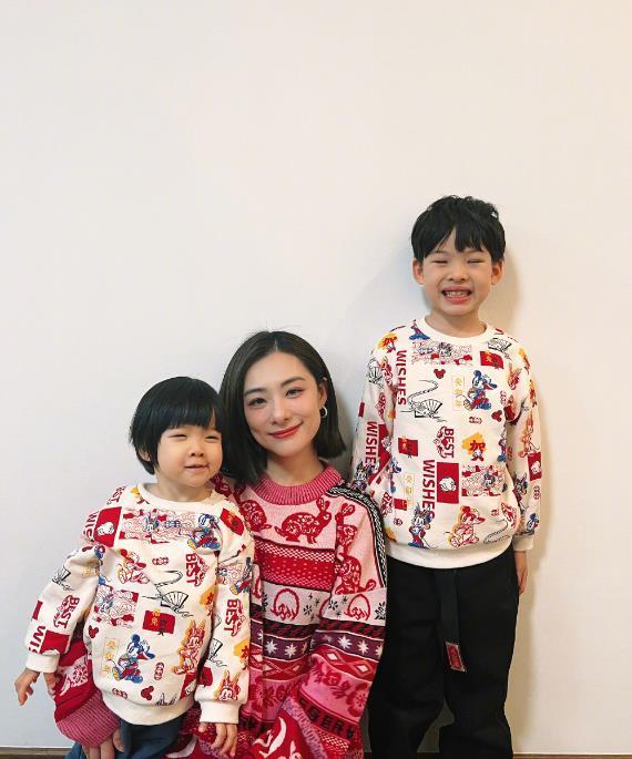 刘璇新年首晒儿女,赳赳与妹妹相差5岁感情深厚,笑容都好治愈_腾讯新闻