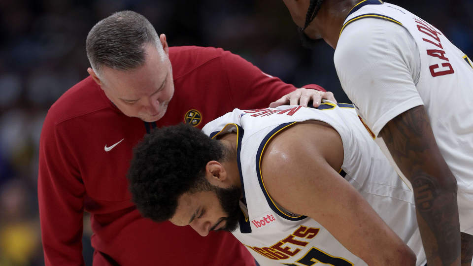 在此前掘金队主场击败尼克斯队的比赛中,穆雷在比赛最后时刻受伤离场