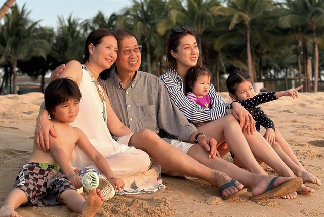 钟嘉欣时不时地还会秀一波恩爱,或是靠在老公jeremy的怀里,或是坐在