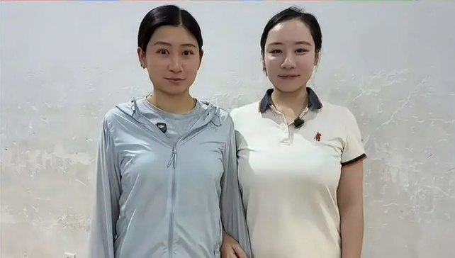 体操奥运冠军江钰源罕见出镜，34岁依然明媚，与邓琳琳一起看望恩师