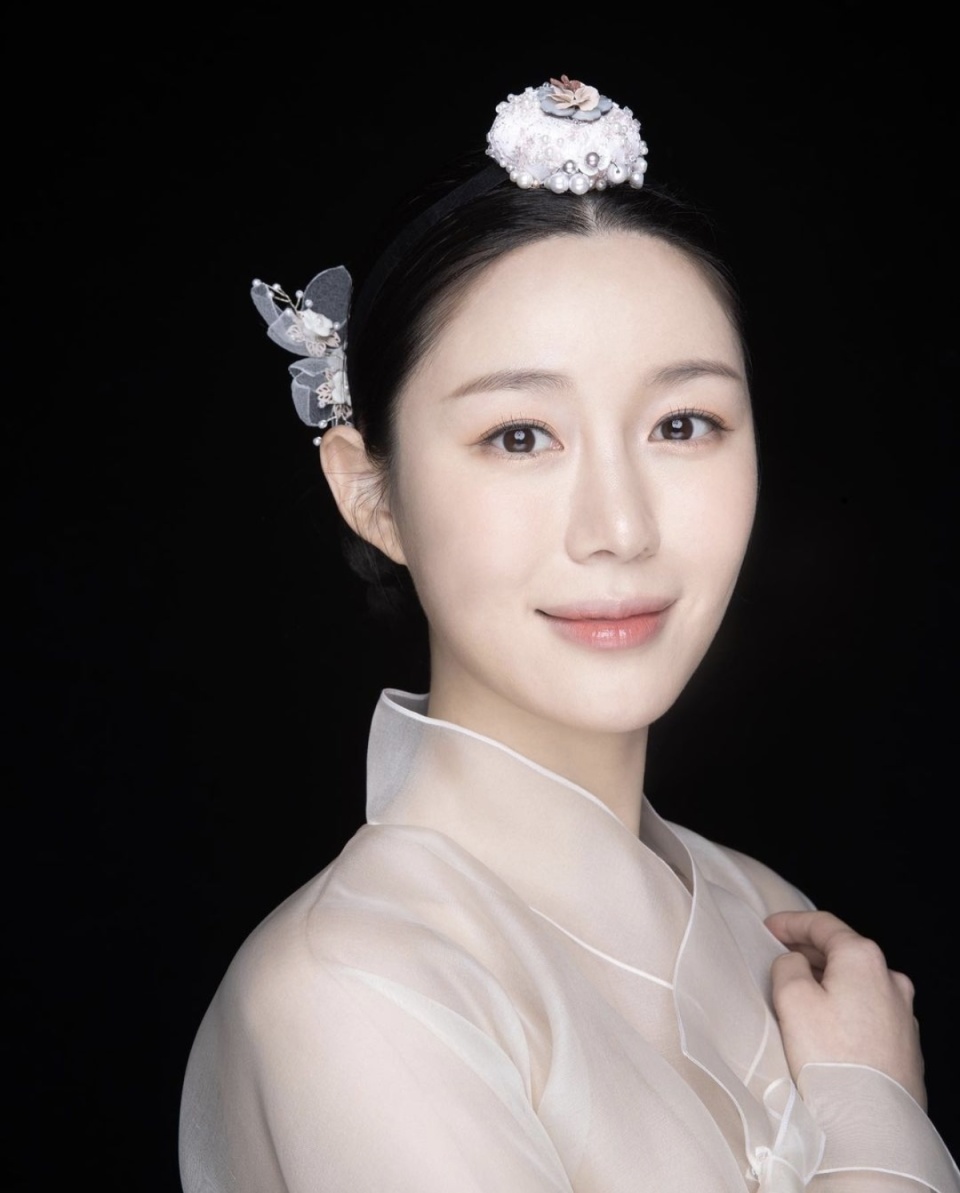 婚后首个节日李胜基妻子李多寅身穿韩服端庄出镜网友送上祝福