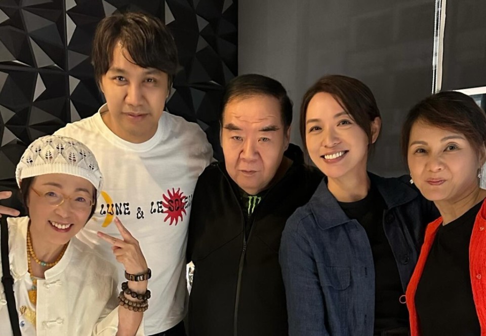 影帝郑则仕73岁生日群星到贺，太太朴素现身，曾欠债千万共度难关_腾讯新闻