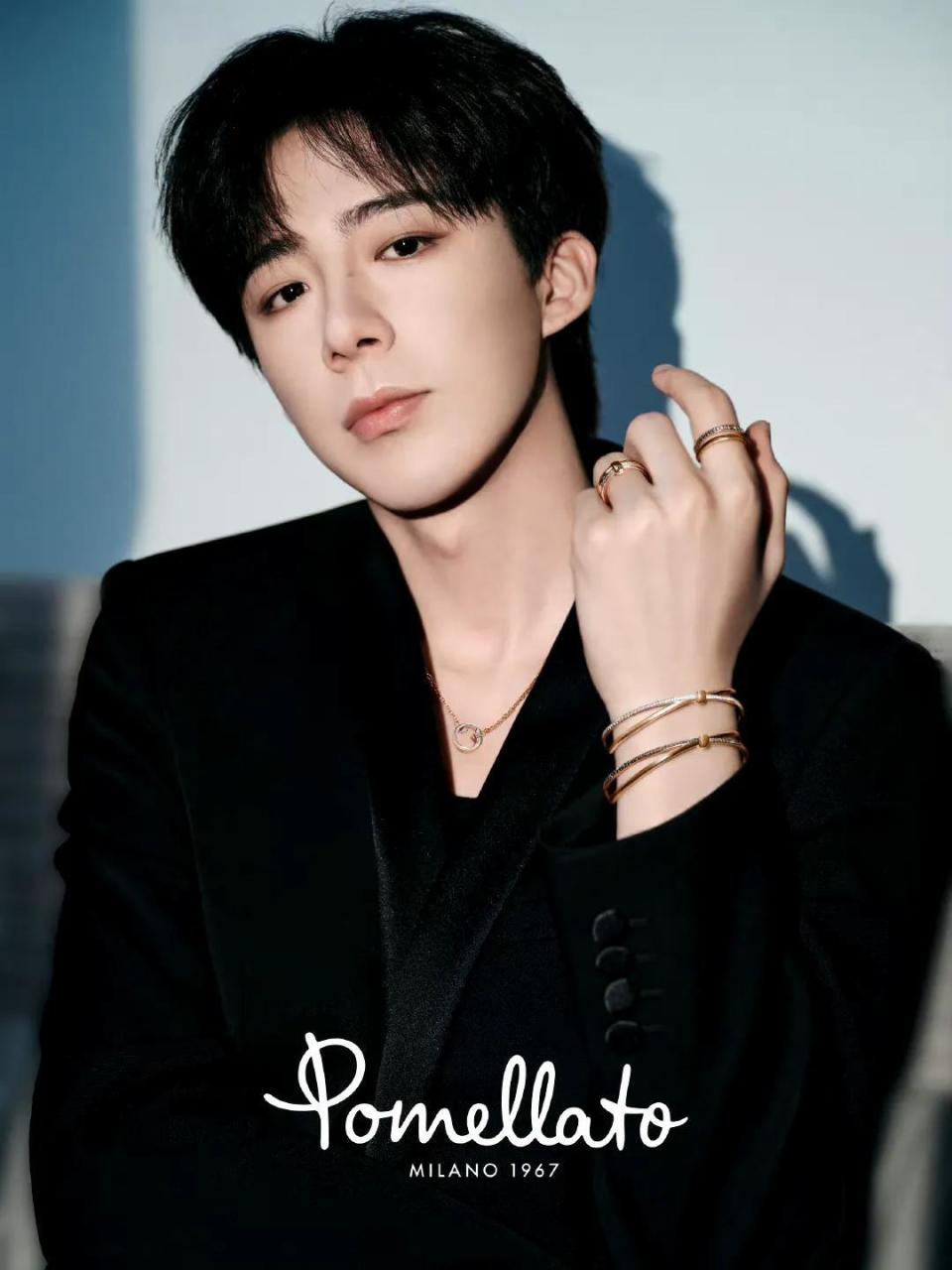 赵露思刘宇宁珠帘玉幕开机全员身穿红衣主演开机现场互动