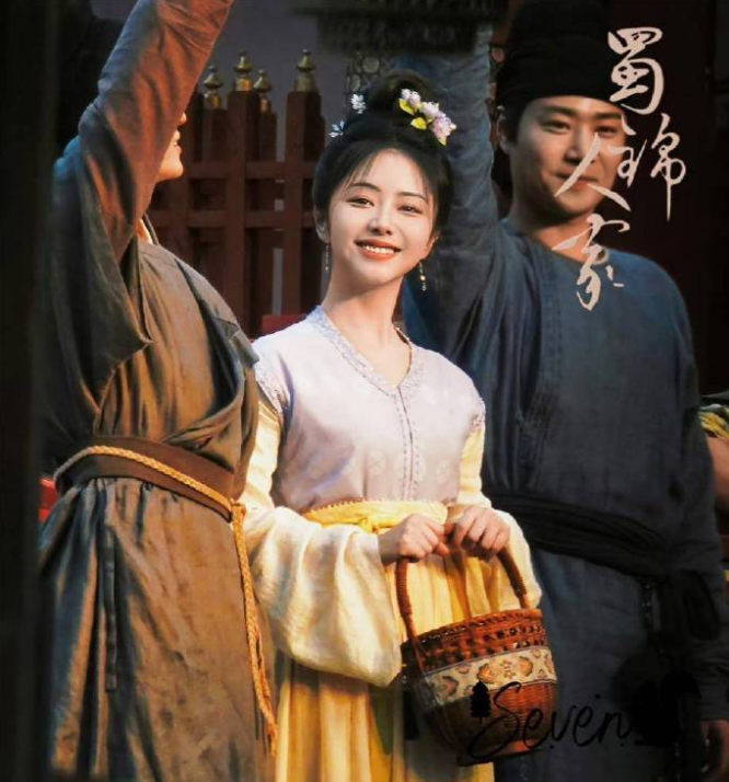 虽说还没看到新剧定档的消息,但谭松韵主演的另一