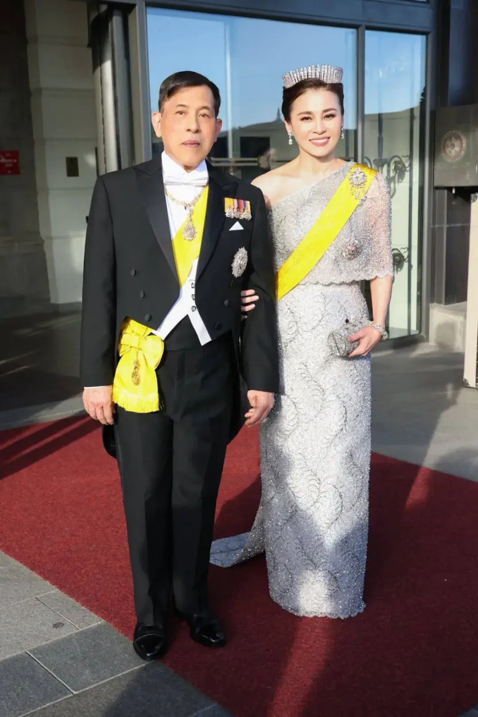 王室云集！泰国国王赴瑞典祝寿，王后造型意外抢镜_腾讯新闻