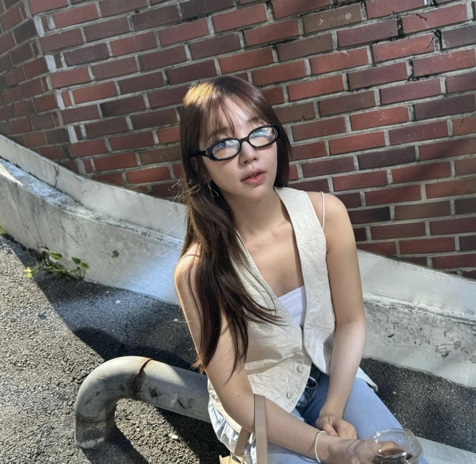 尹恩惠白色背心演绎秋日时尚青春风采依旧