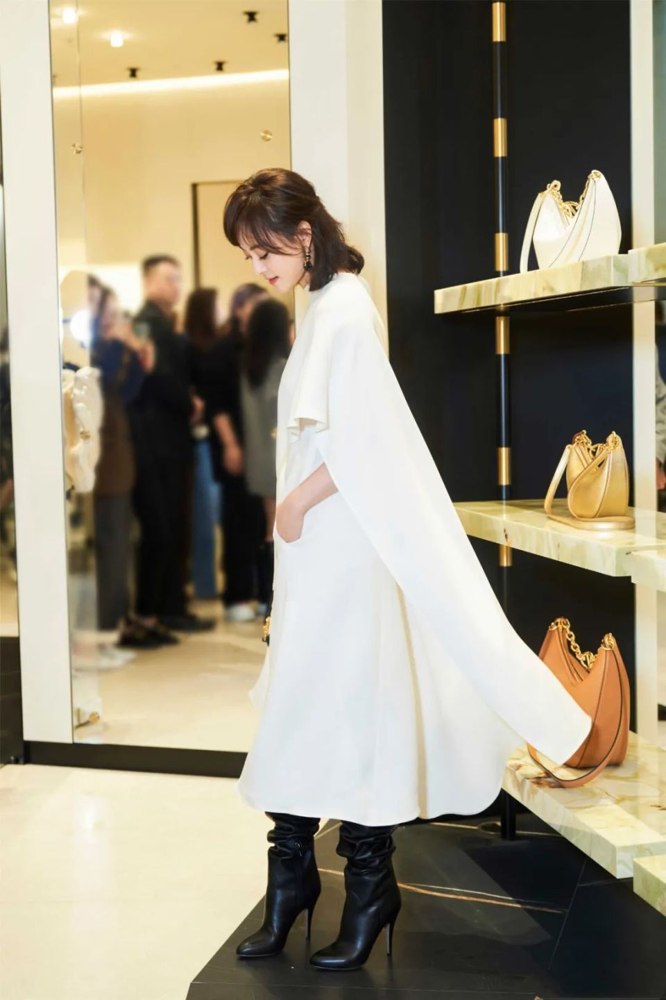 孙俪长发造型惊艳亮相,吊带裙尽显优雅气质,美回颜值巅峰