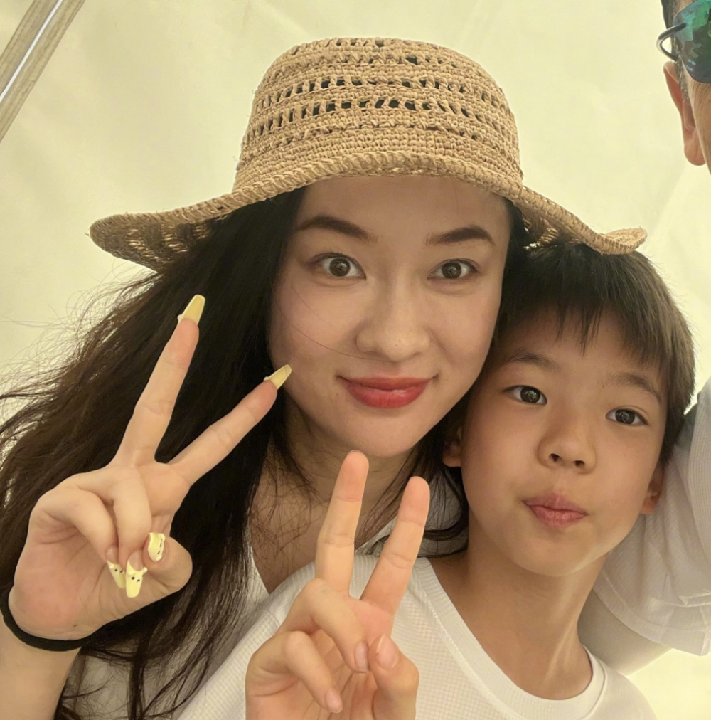 霍思燕带嗯哼亲子跑,获周润发合影签名,嗯哼跑5公里嘴唇发白