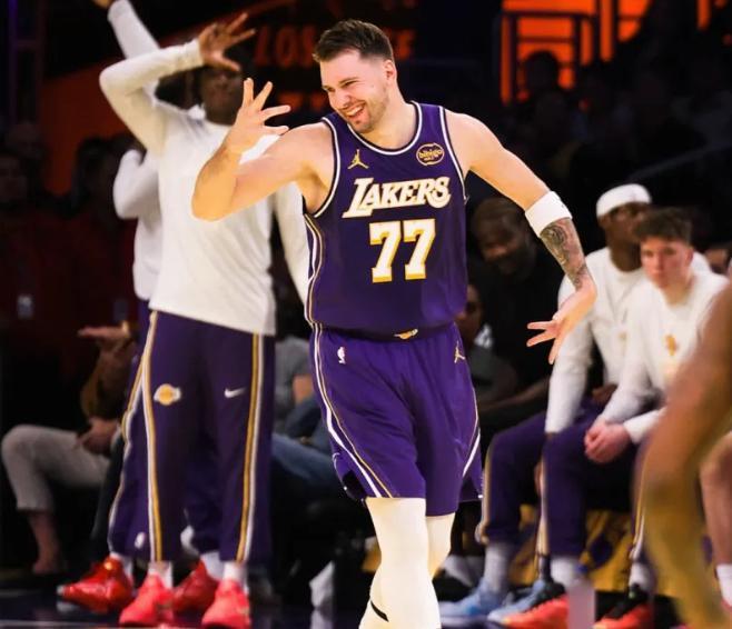 東契奇43+9+13完勝哈登，小卡14中6不敵四旬詹皇，湖人4連斬快船