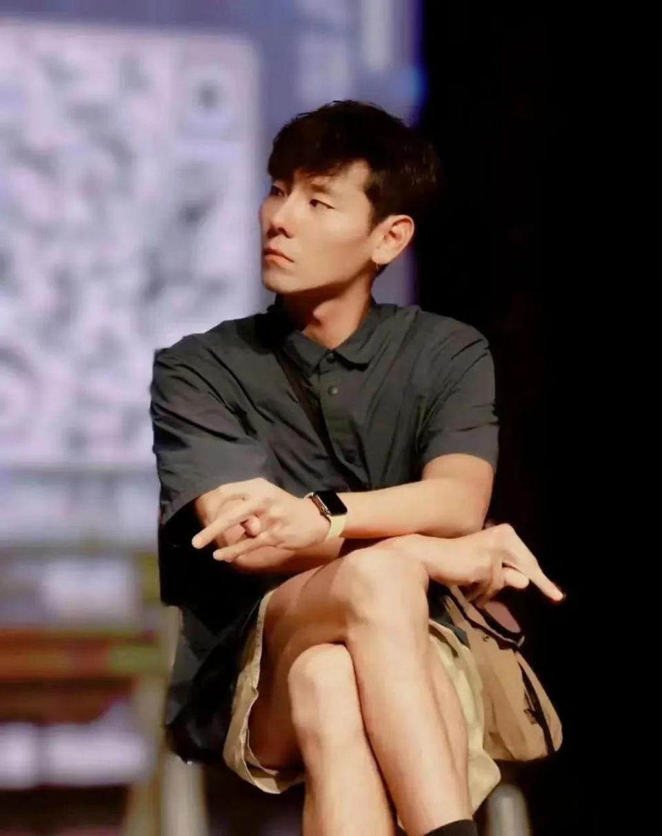 和任素汐主演的家庭剧《亲爱的小孩》中,蒋奇明饰演秦昊的弟弟肖旭