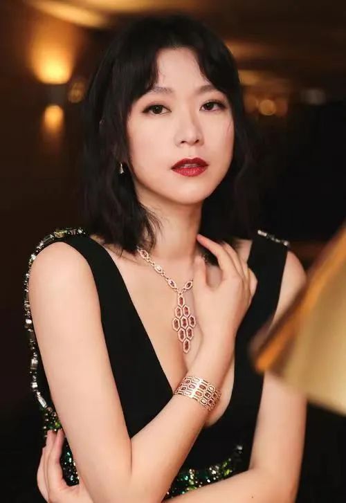 是冲着悬疑题材和演员张新成,童瑶追剧,却意外被黄璐主演的陈玲圈粉