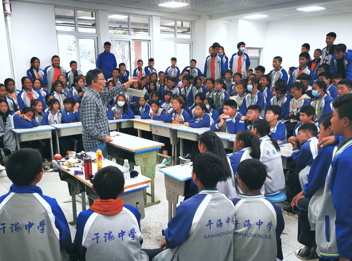 四川大山里的"魔法课",来自浙江78岁"魔法爷爷",孩子:有被震撼到