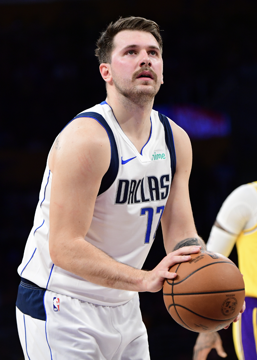 詹皇2697遭东契奇穿裆羞辱末节狂轰16分致命失误无缘20分逆转