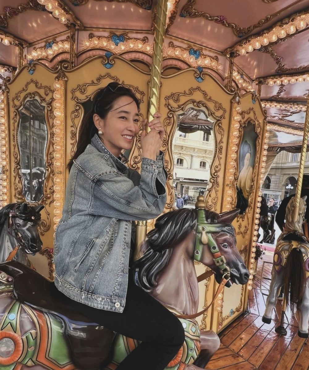 李秉宪妻子李敏贞与儿子共度欢乐时光,乘坐旋转木马,幸福感十足